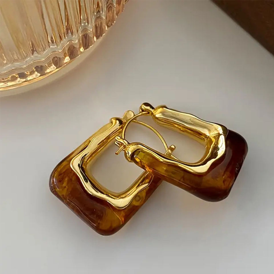 أقراط فرنسية عصرية على شكل حرف - مراجعة Resin Art Ring وسعره